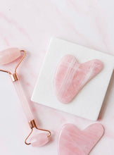 Lade das Bild in den Galerie-Viewer, Rosenquarz Roller mit Gua-Sha-Set