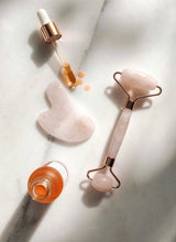 Lade das Bild in den Galerie-Viewer, Rosenquarz Roller mit Gua-Sha-Set